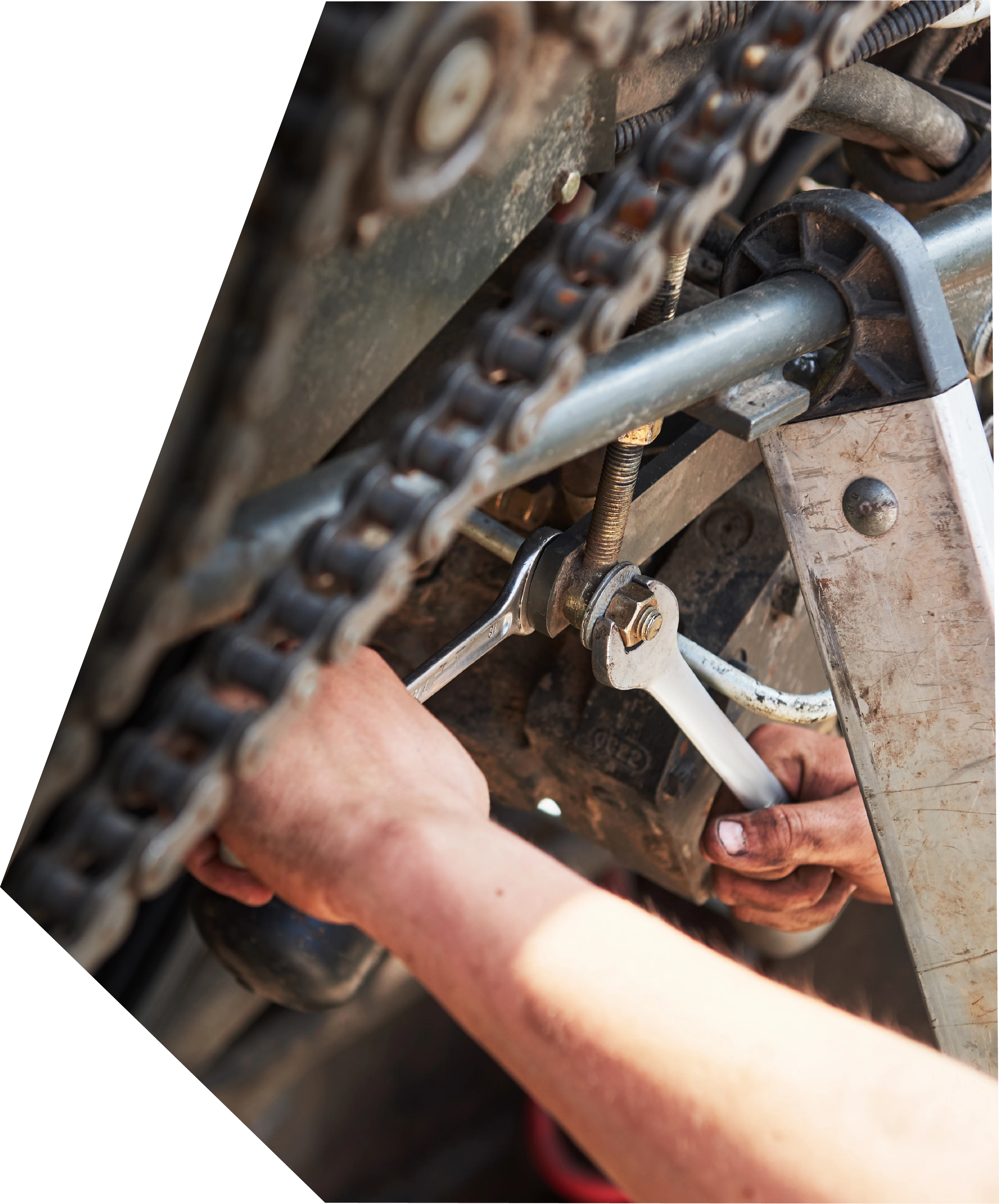 Técnico reparando maquinaria Promov