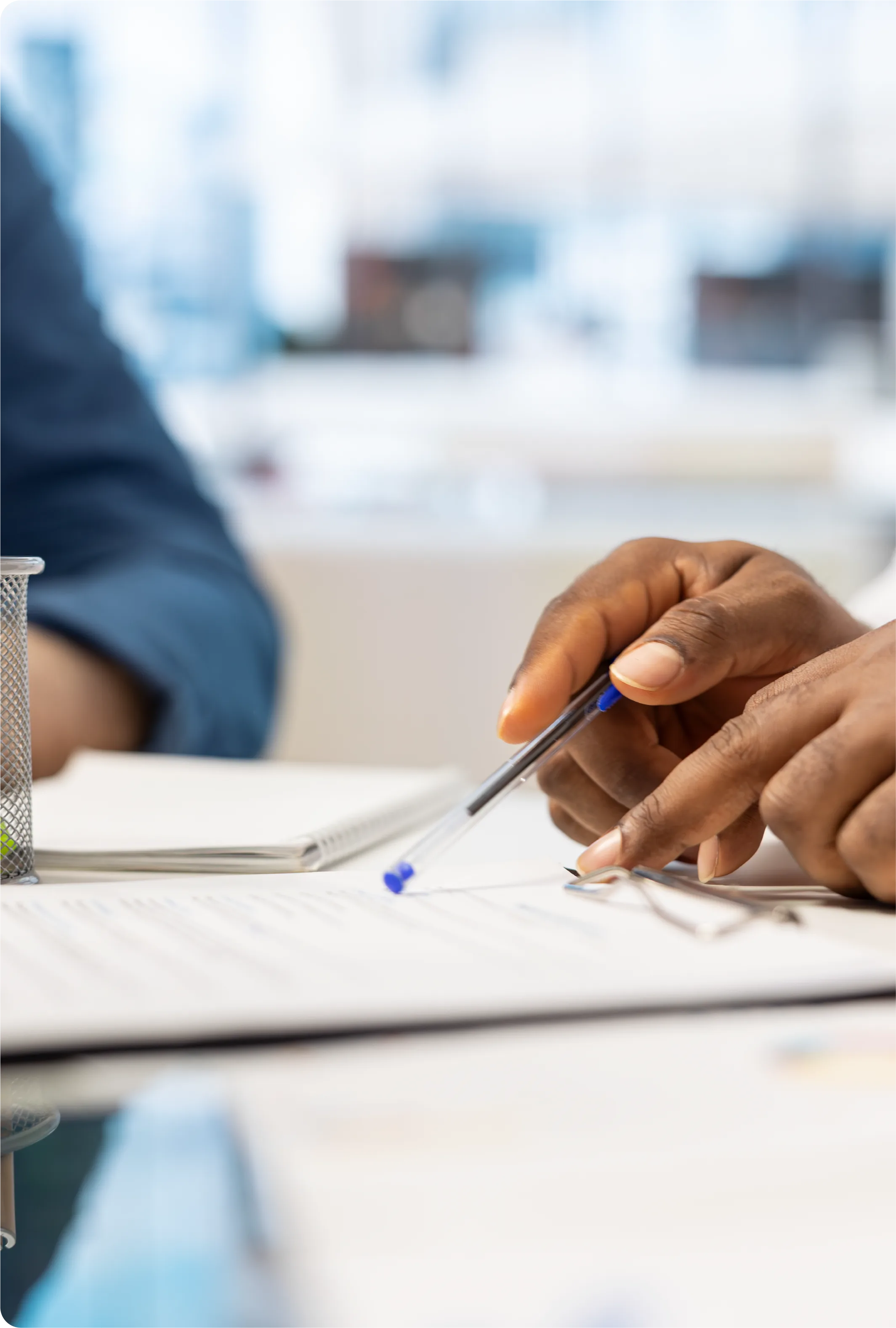 Persona revisando documentos para resolver dudas de servicio